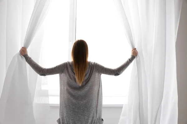 Jonge Vrouw Opent Gordijnen Ochtend — Stockfoto