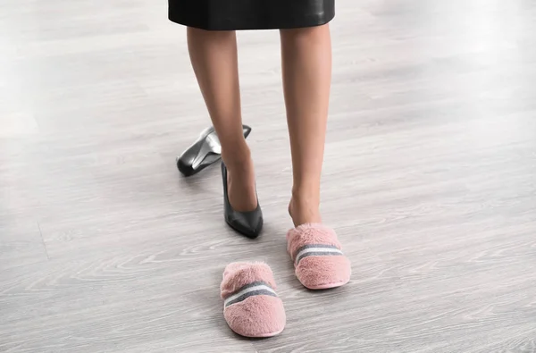 Mujer Eligiendo Entre Zapatillas Zapatos Tacón Alto Interiores —  Fotos de Stock