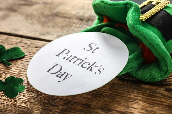 Kaart Met Tekst Patrick Day Groen Hoed Klaver Houten Achtergrond — Stockfoto