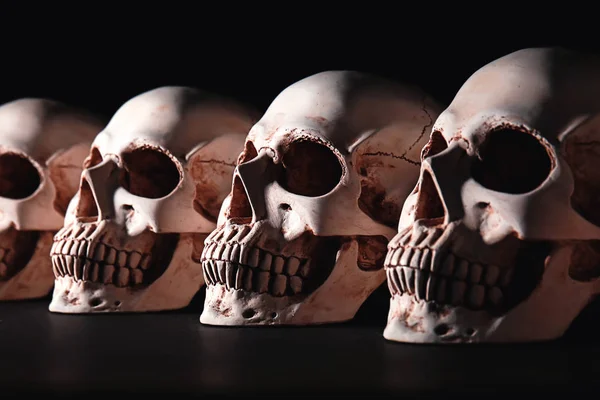 Crânes Humains Sur Fond Noir — Photo