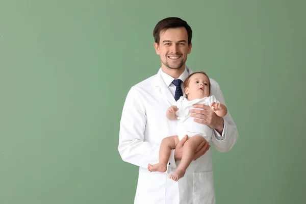 Kinderarzt Mit Niedlichem Baby Auf Farbigem Hintergrund — Stockfoto