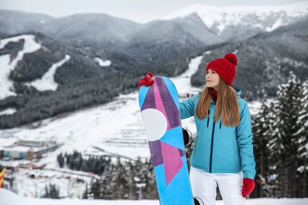 Σπορ Νεαρή Γυναίκα Snowboard Στο Χειμερινό Θέρετρο — Φωτογραφία Αρχείου