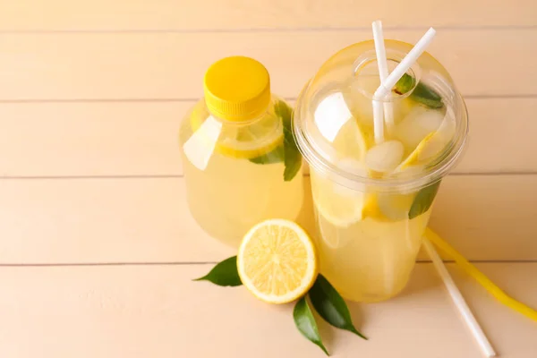 Flasche Und Plastikbecher Mit Frischer Limonade Auf Dem Tisch — Stockfoto