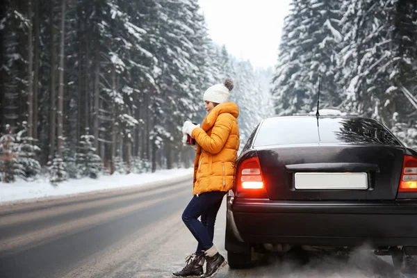 Young Woman Hot Drink Car Resort Winter Day — Stock Photo, Image