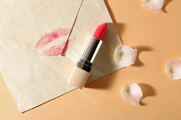 Envelope Lipstick Flower Petals Color Background — Stock Photo, Image