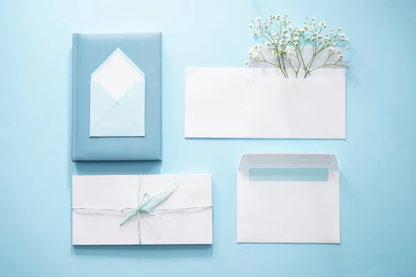 Envelopes Papel Com Flores Sobre Fundo Cor — Fotografia de Stock