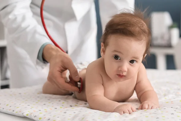 Pediatra Examinando Pequeño Bebé Clínica — Foto de Stock