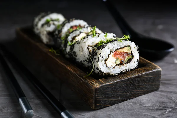 Placa Com Saborosos Rolos Sushi Mesa Cinza — Fotografia de Stock