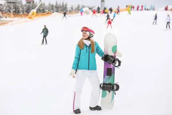 Σπορ Γυναίκα Snowboard Στο Χειμερινό Θέρετρο — Φωτογραφία Αρχείου