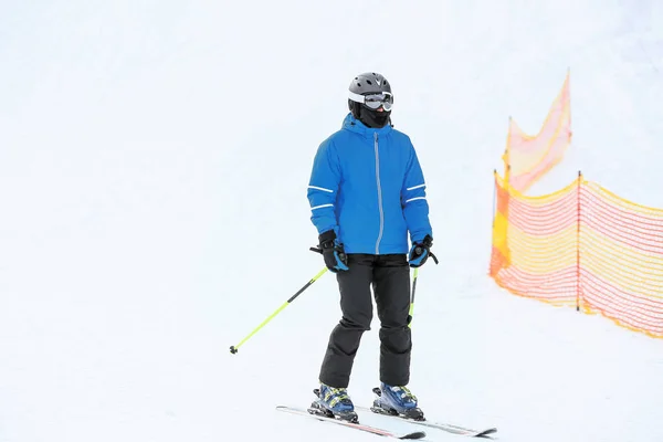 Спортивный Лыжник Зимнем Курорте — стоковое фото