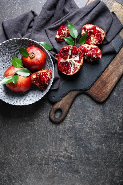 Leckere Reife Granatäpfel Auf Dem Tisch — Stockfoto