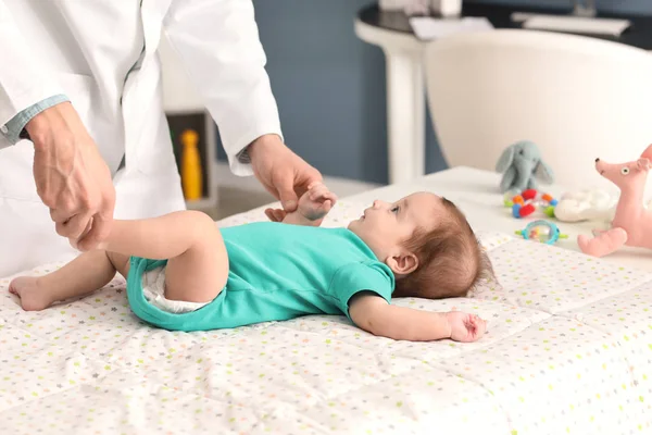 Pediatrician Examining Little Baby Clinic — Stock Photo, Image