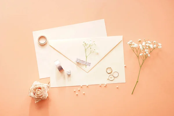 Bela Composição Com Envelopes Flores Itens Para Crafting Fundo Cor — Fotografia de Stock