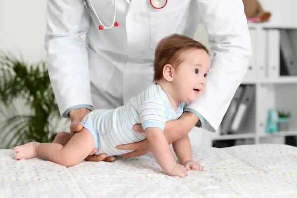 Pediatra Examinando Pequeño Bebé Clínica — Foto de Stock