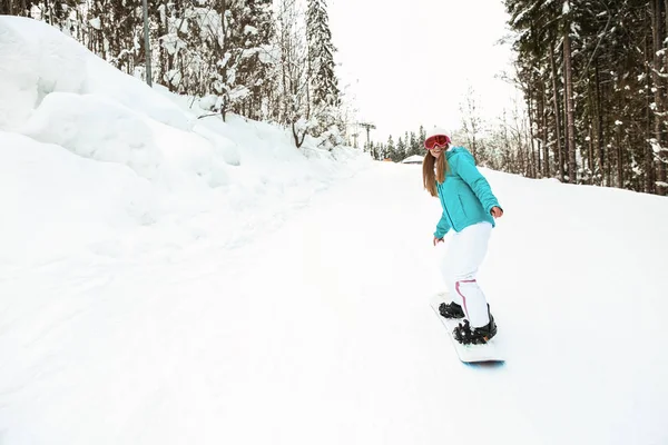 Αθλητικό Γυναικείο Snowboarder Στο Χειμερινό Θέρετρο — Φωτογραφία Αρχείου