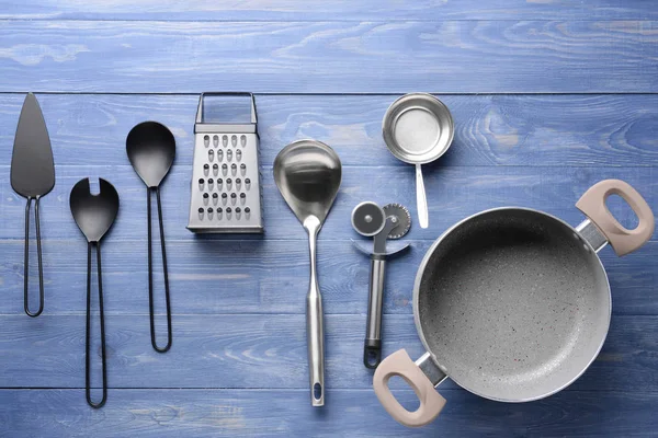 https://st4.depositphotos.com/10614052/24619/i/450/depositphotos_246197420-stock-photo-set-of-kitchen-utensils-on.jpg