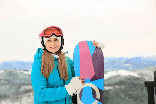 Спортсменка Сноубордом Зимовому Курорті — стокове фото