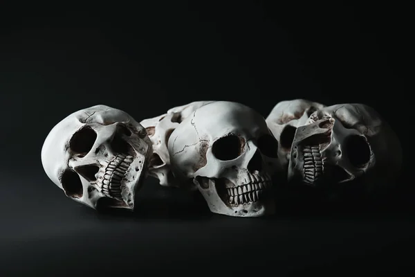 黒い背景に人間の頭蓋骨 — ストック写真