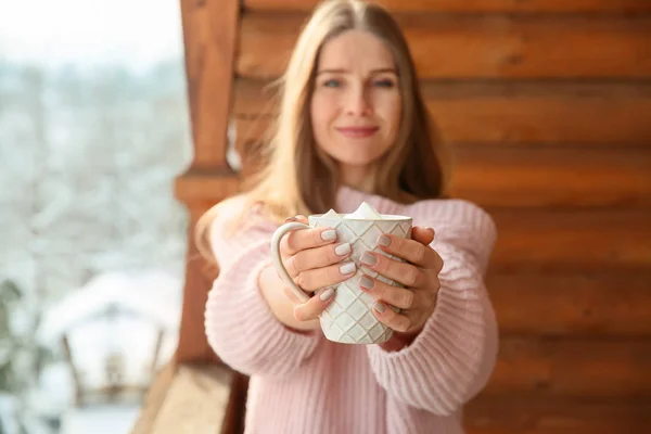 Kvinna Som Dricker Varm Kakao Vinterdag — Stockfoto