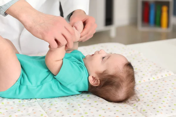 Kinderarts Behandeling Van Kleine Baby Kliniek — Stockfoto