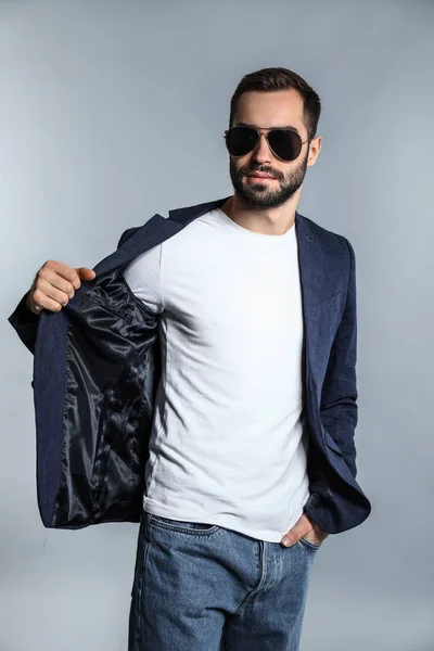 Hombre Guapo Moda Sobre Fondo Gris —  Fotos de Stock