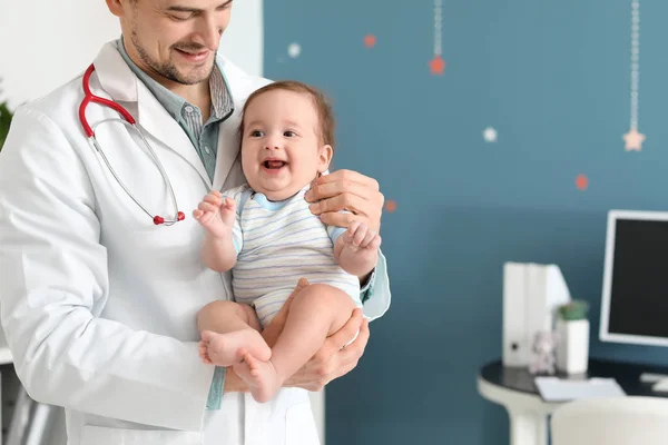 Pediatra Con Lindo Bebé Clínica — Foto de Stock