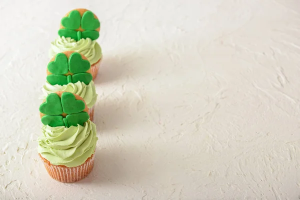 Sabrosos Cupcakes Para Celebración Del Día San Patricio Mesa Blanca — Foto de Stock