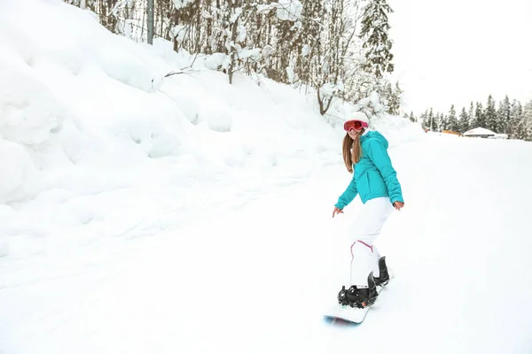 Αθλητικό Γυναικείο Snowboarder Στο Χειμερινό Θέρετρο — Φωτογραφία Αρχείου
