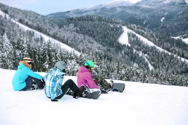 Σπορ Snowboarders Στο Χειμερινό Θέρετρο — Φωτογραφία Αρχείου