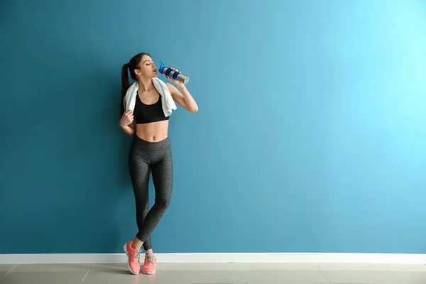 Sporty Young Woman Bottle Water Color Wall — Stock Photo, Image