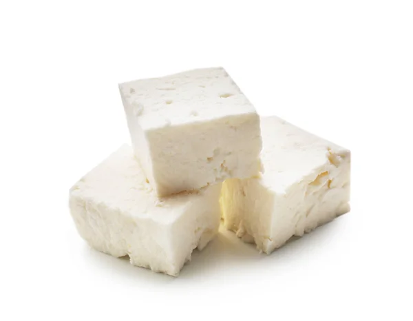在白色背景上的美味的 Feta 奶酪片断 — 图库照片