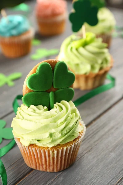 Smakelijke Cupcakes Klaver Tafel Saint Patrick Day Viering — Stockfoto