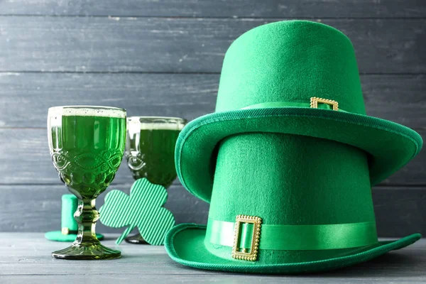 Sombreros Duende Con Cerveza Verde Sobre Mesa Madera Celebración Del — Foto de Stock