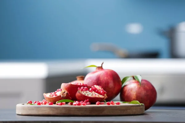 Board Ripe Pomegranates Kitchen Table — Stock Photo, Image