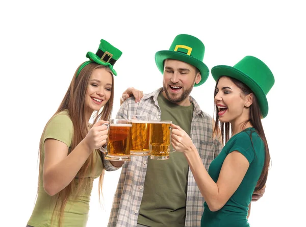 Jongeren Groene Hoeden Mokken Van Bier Witte Achtergrond Patrick Day — Stockfoto