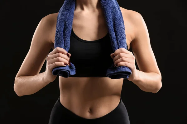 Mujer Joven Deportiva Con Toalla Sobre Fondo Oscuro — Foto de Stock