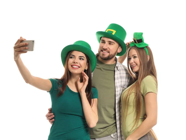 Jóvenes Con Sombreros Verdes Tomando Selfie Sobre Fondo Blanco Celebración — Foto de Stock
