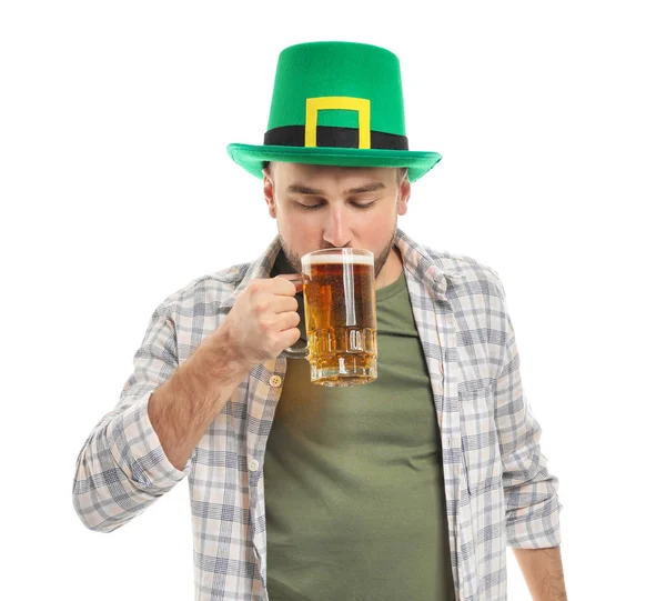 Bel Giovanotto Col Cappello Verde Che Beve Birra Sfondo Bianco — Foto Stock