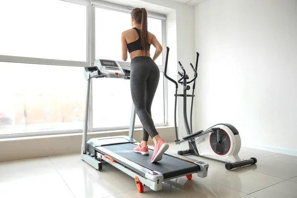 Sportliche Junge Frau Auf Laufband Fitnessstudio — Stockfoto