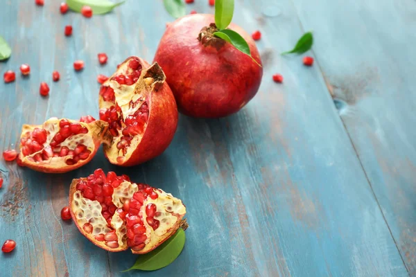 Ripe Juicy Pomegranates Table — Stock Photo, Image