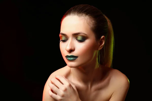 Hermosa Joven Con Maquillaje Brillante Sobre Fondo Oscuro —  Fotos de Stock