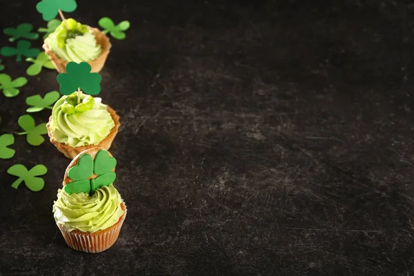 Smakelijke Cupcakes Klaver Tafel Saint Patrick Day Viering — Stockfoto