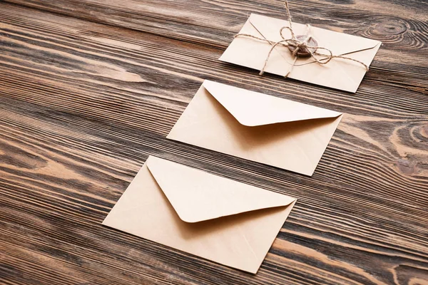 Envelopes Papel Sobre Fundo Madeira — Fotografia de Stock