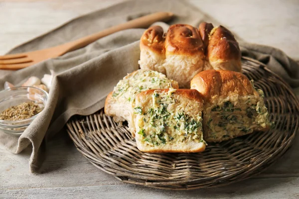 Masaya yaymak sarımsak ile lezzetli çörekler