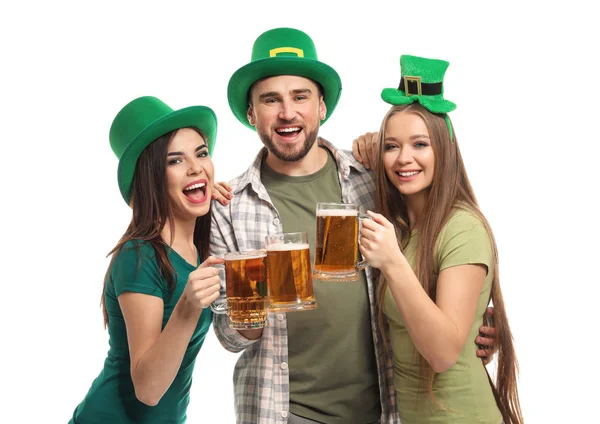 Jongeren Groene Hoeden Mokken Van Bier Witte Achtergrond Patrick Day — Stockfoto