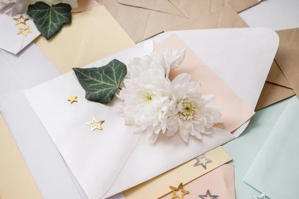 Envelope Com Decoração Floral Mesa — Fotografia de Stock