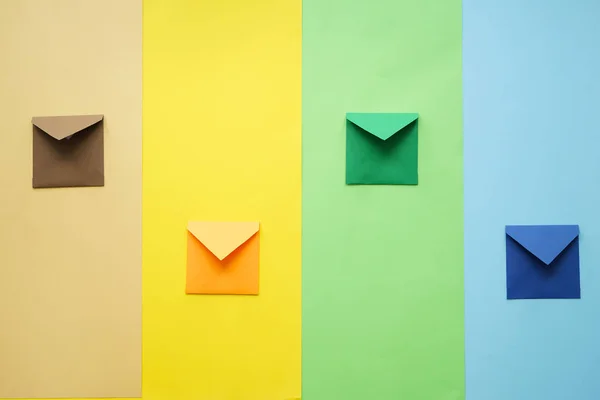 Différentes Enveloppes Sur Fond Couleur — Photo