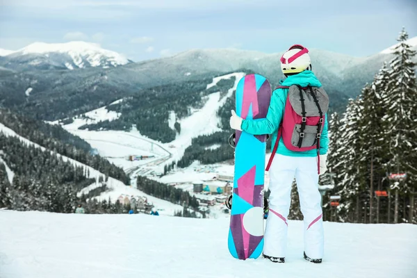 Спортивная Женщина Сноубордом Зимнем Курорте — стоковое фото