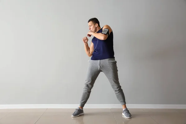 Sporty Young Man Training Light Wall — Stock Photo, Image