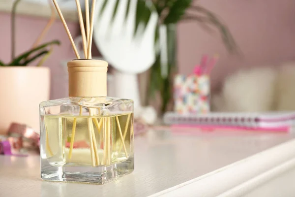 Reed Diffuser Table Room — Stock Photo, Image